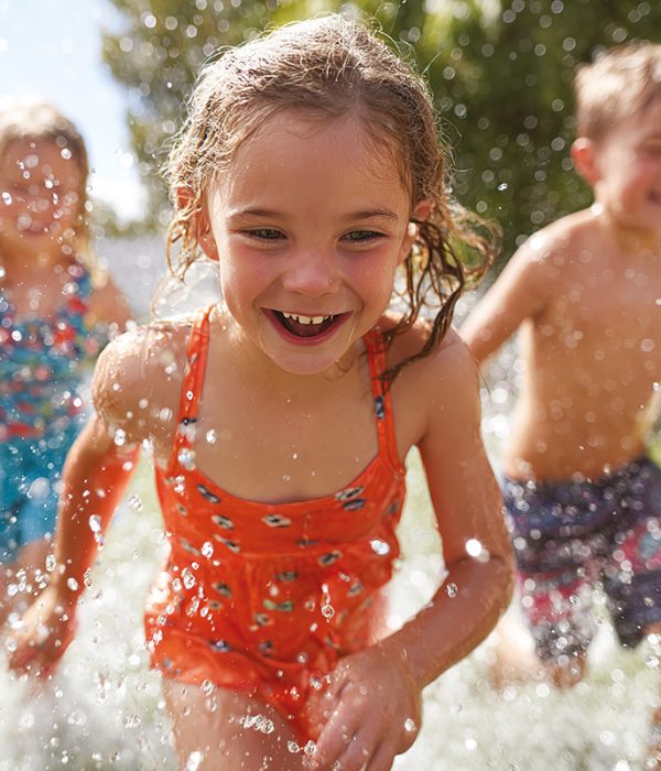 enfants-jouant-dans-l-eau-en-exterieur-activite-estivale-et-loisirs