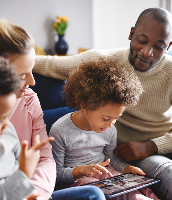 famille-avec-enfants-partageant-un-moment-de-lecture-a-la-maison
