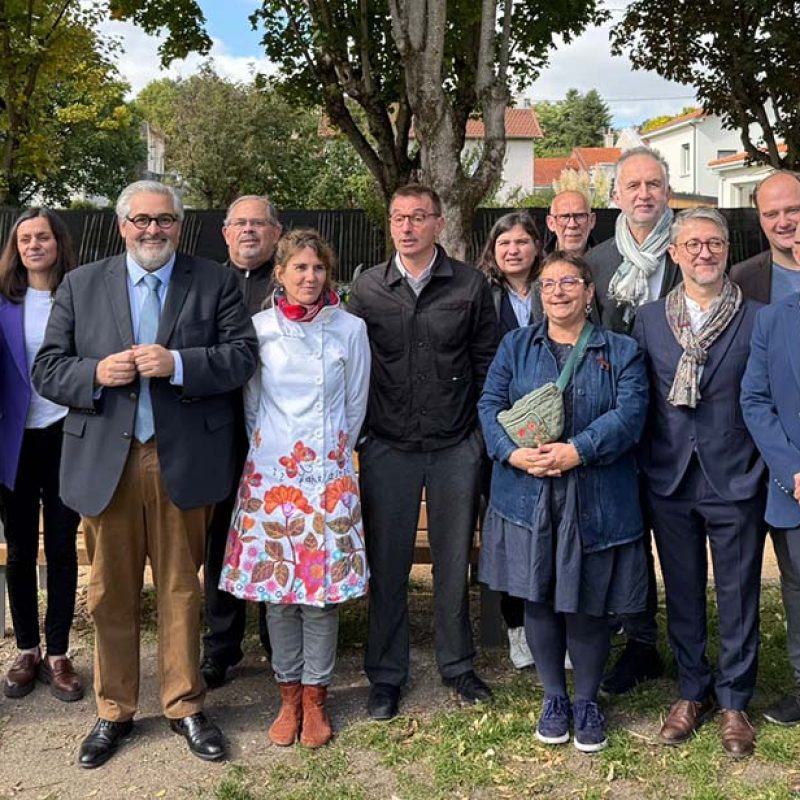 Groupe de personnes rassemblées en extérieur dans une commune française, lors d’une rencontre locale en vue des municipales 2026